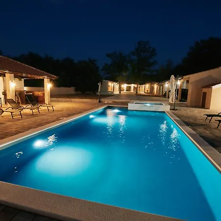 别墅 Stunning For 10 People With Large Heated Pool-50m2, Jacuzzi And Gym - By Ta Leut Agency *