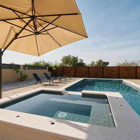 Stunning For 10 People With Large Heated Pool-50m2, Jacuzzi And Gym - By Ta Leut Agency 普利拉卡