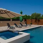 Stunning For 10 People With Large Heated Pool-50m2, Jacuzzi And Gym - By Ta Leut Agency