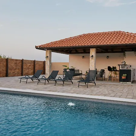 Stunning For 10 People With Large Heated Pool-50m2, Jacuzzi And Gym - By Ta Leut Agency Villa *