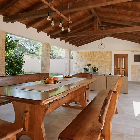 Villa Stunning For 10 People With Large Heated Pool-50m2, Jacuzzi And Gym - By Ta Leut Agency