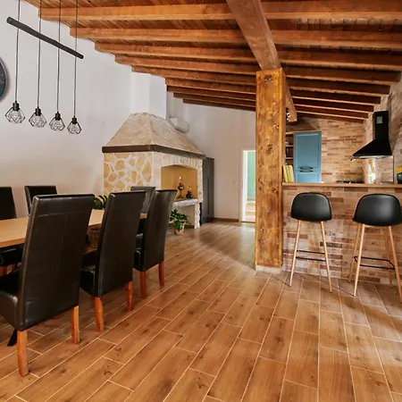 Stunning For 10 People With Large Heated Pool-50m2, Jacuzzi And Gym - By Ta Leut Agency Villa *
