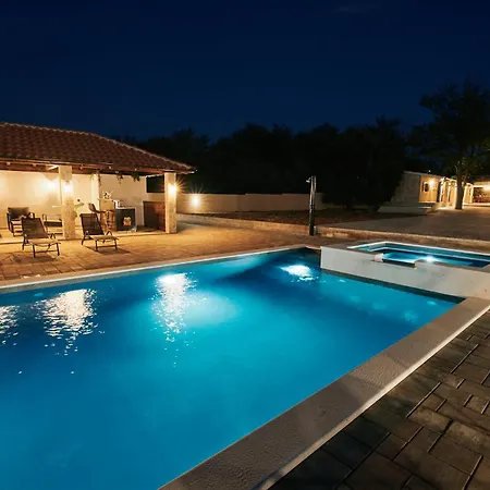 Stunning For 10 People With Large Heated Pool-50m2, Jacuzzi And Gym - By Ta Leut Agency Villa