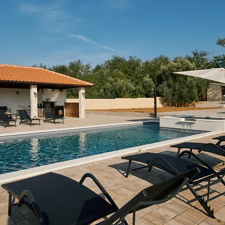 Villa Stunning For 10 People With Large Heated Pool-50m2, Jacuzzi And Gym - By Ta Leut Agency
