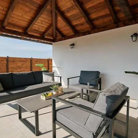 Villa Stunning For 10 People With Large Heated Pool-50m2, Jacuzzi And Gym - By Ta Leut Agency