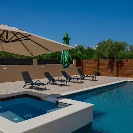 Stunning For 10 People With Large Heated Pool-50m2, Jacuzzi And Gym - By Ta Leut Agency