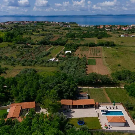 Stunning For 10 People With Large Heated Pool-50m2, Jacuzzi And Gym - By Ta Leut Agency Privlaka (Zadar)