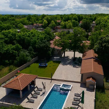 Villa Stunning For 10 People With Large Heated Pool-50m2, Jacuzzi And Gym - By Ta Leut Agency
