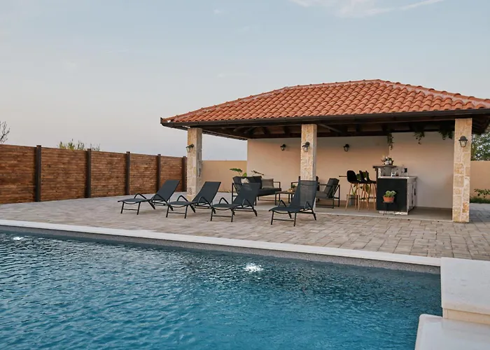 Stunning For 10 People With Large Heated Pool-50m2, Jacuzzi And Gym - By Ta Leut Agency Villa *