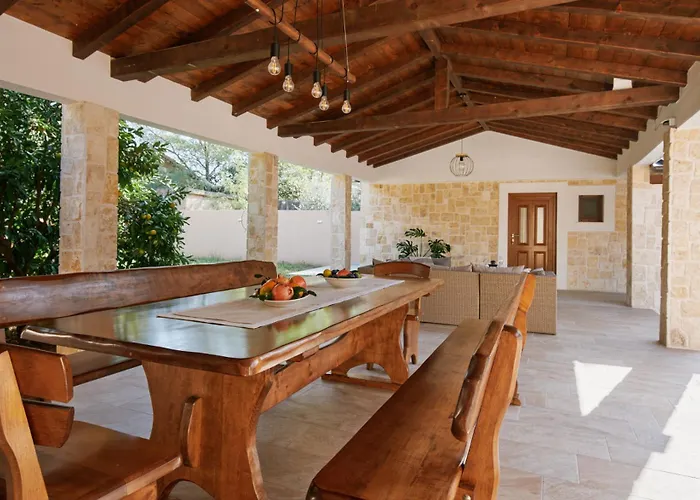 Villa Stunning For 10 People With Large Heated Pool-50m2, Jacuzzi And Gym - By Ta Leut Agency