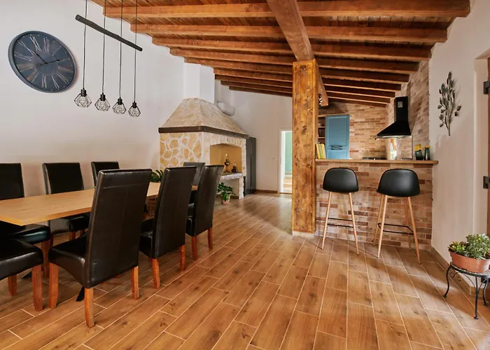 Stunning For 10 People With Large Heated Pool-50m2, Jacuzzi And Gym - By Ta Leut Agency Villa *
