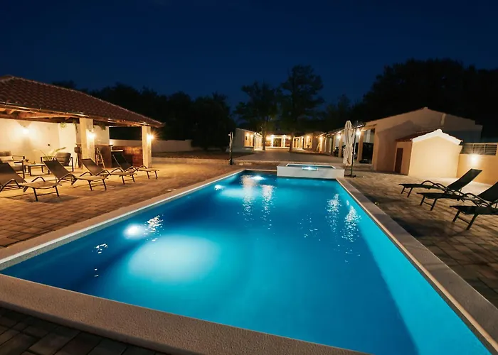 Villa Stunning For 10 People With Large Heated Pool-50m2, Jacuzzi And Gym - By Ta Leut Agency *