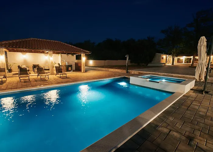 Stunning For 10 People With Large Heated Pool-50m2, Jacuzzi And Gym - By Ta Leut Agency Villa