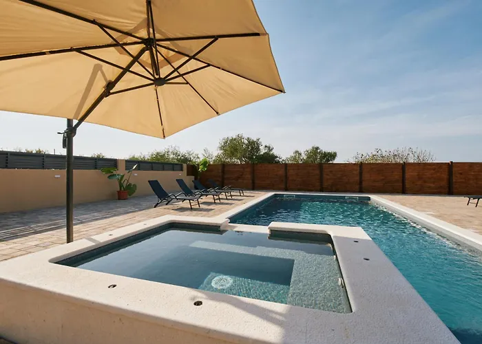 Stunning For 10 People With Large Heated Pool-50m2, Jacuzzi And Gym - By Ta Leut Agency Privlaka