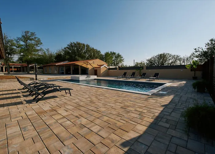 Stunning For 10 People With Large Heated Pool-50m2, Jacuzzi And Gym - By Ta Leut Agency Villa Privlaka