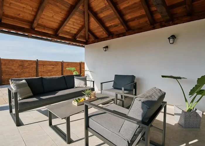 Villa Stunning For 10 People With Large Heated Pool-50m2, Jacuzzi And Gym - By Ta Leut Agency