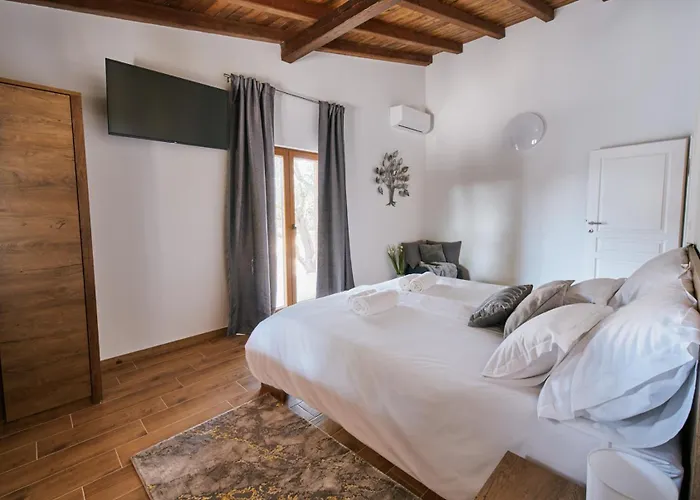Villa Stunning For 10 People With Large Heated Pool-50m2, Jacuzzi And Gym - By Ta Leut Agency *
