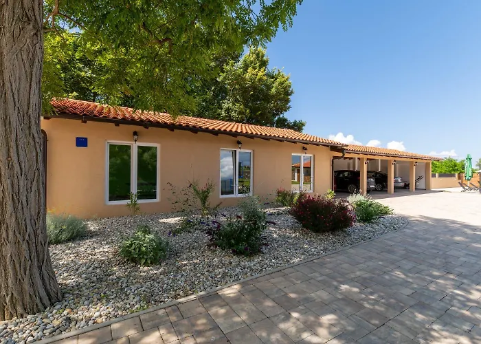 Stunning For 10 People With Large Heated Pool-50m2, Jacuzzi And Gym - By Ta Leut Agency Privlaka