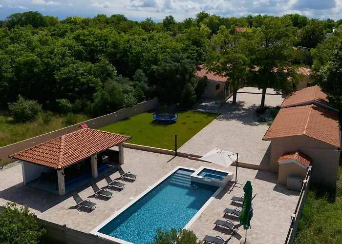 Stunning For 10 People With Large Heated Pool-50m2, Jacuzzi And Gym - By Ta Leut Agency Villa *