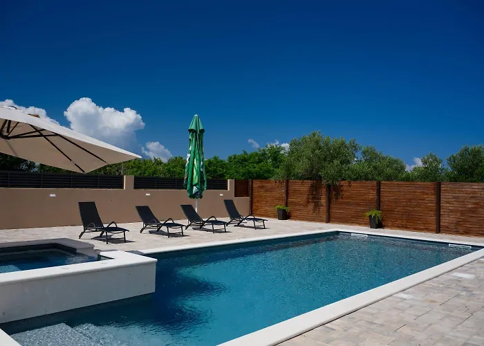 Stunning For 10 People With Large Heated Pool-50m2, Jacuzzi And Gym - By Ta Leut Agency *